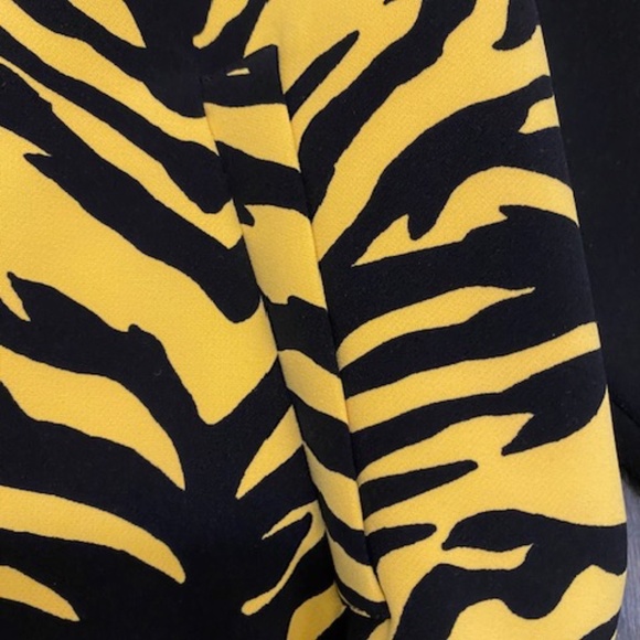 Moschino Zebra Print Cropped Bomber Jacket Size 6 NWT - Picture 3 of 11